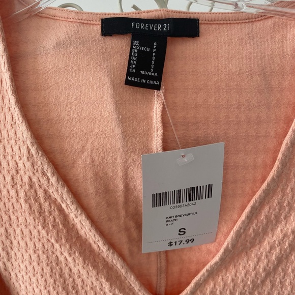 NWT! Forever 21 Puff Shoulder Houndstooth Knit Bodysuit- Peach -Size Small - Picture 6 of 8